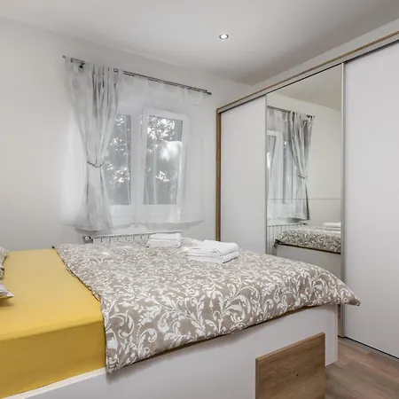 2 Bedroom Beautiful In Διαμέρισμα Lopar