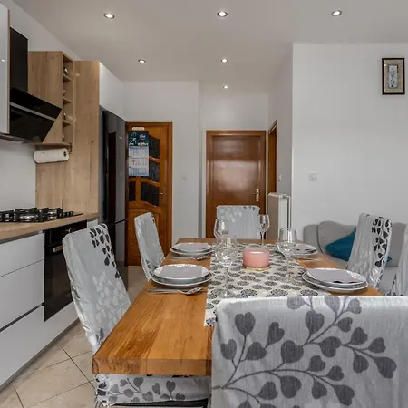 2 Bedroom Beautiful In Lopar